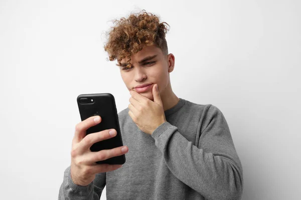 Дивний хлопець з телефоном в руці спілкування ізольований фон — стокове фото