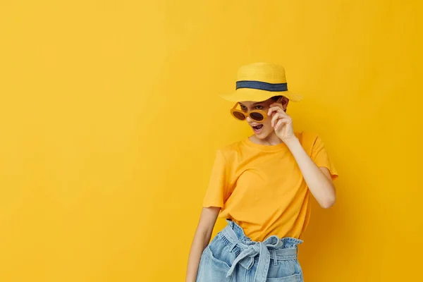 Vacker flicka i gul hatt Ungdomsstil casual wear i solglasögon Livsstil oförändrad — Stockfoto