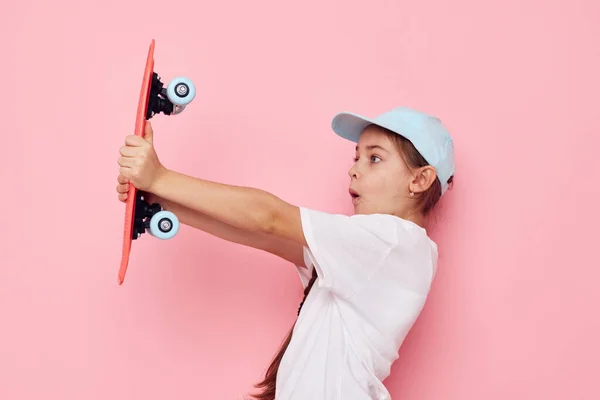 Porträtt av glad leende barn flicka poserar vit tröja känslor isolerad bakgrund — Stockfoto