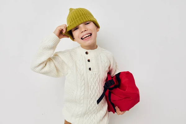 Carino ragazza scuola zaino con un cappello sulla testa isolato sfondo — Foto Stock