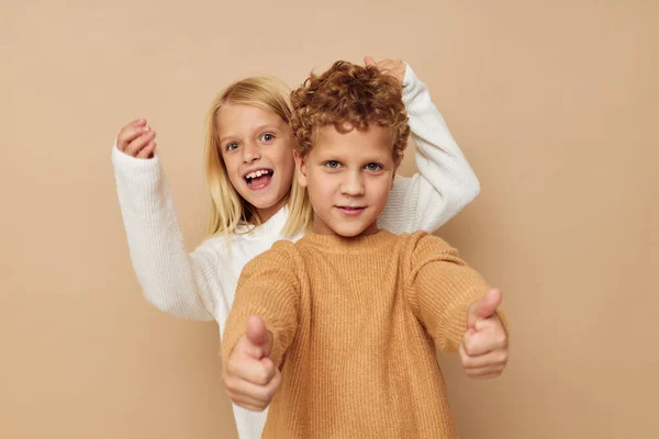 Мальчик и девочка жестикулируют руками вместе стиль жизни неизменен — стоковое фото