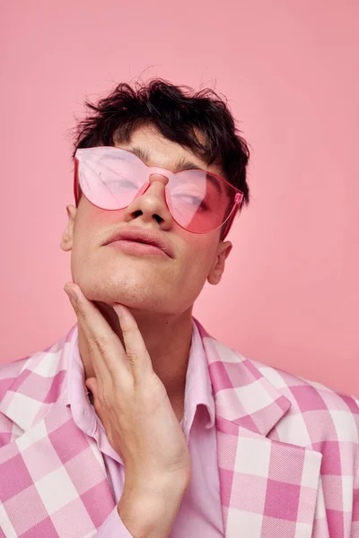 Foto de romântico jovem namorado elegante rosa óculos de sol casaco posando estúdio modelo — Fotografia de Stock