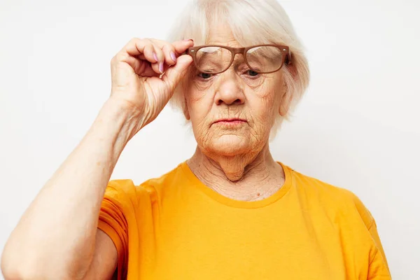 Elderly woman health lifestyle eyeglasses treatment light background — Stock Photo, Image
