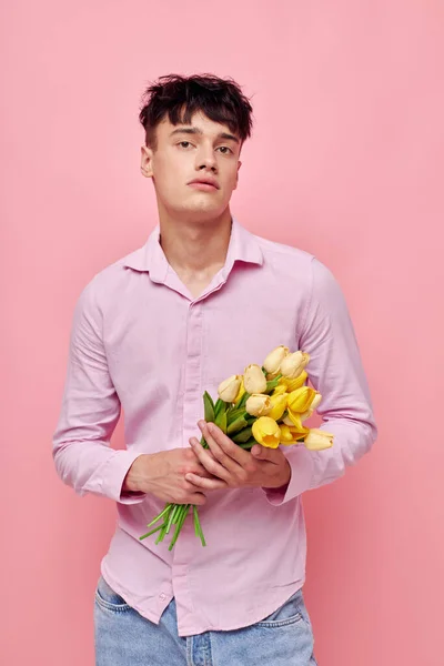 Портрет молодого чоловіка Букет жовтих квітів романтика позує студію моди — стокове фото