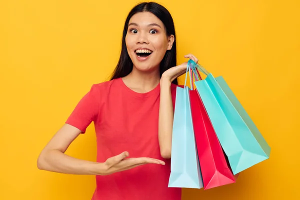 Charmante jonge Aziatische vrouw met kleurrijke tassen poseren winkelen plezier Lifestyle ongewijzigd — Stockfoto