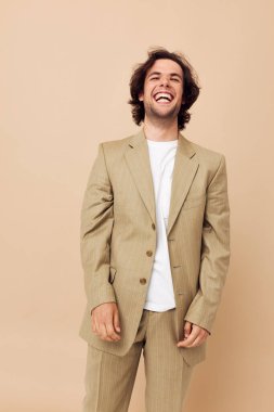 Takım elbiseli bir adam duygularını dışa vuruyor.