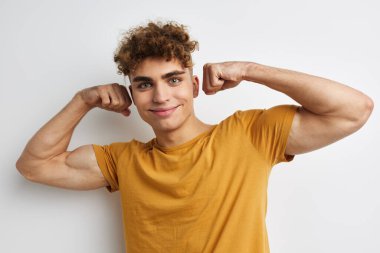 Yakışıklı adam modaya uygun modern tarz hafif arka plan giyer.