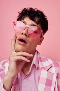 Modaya uygun ceketli genç bir adam. Kendine güveni olan el kol hareketleri. Yaşam tarzı değişmemiş.