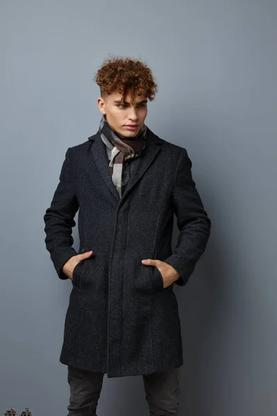 Hezký mladý muž černý kabát pózování móda izolované pozadí — Stock fotografie