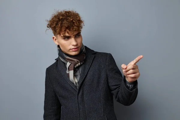 Pohledný chlap elegantní styl sebevědomí móda šedá pozadí — Stock fotografie