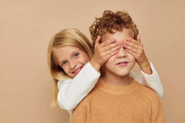 Retrato de niños lindos abrazo entretenimiento posando amistad aislado fondo — Foto de Stock