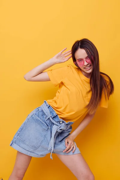 Jovem mulher em um amarelo t-shirt emoções verão estilo isolado fundo — Fotografia de Stock