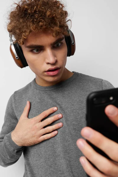 Ragazzo alla moda guardando le cuffie del telefono moda Stile di vita inalterato — Foto Stock