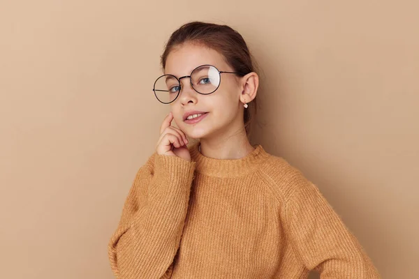 Söt ung flicka i en tröja och poserar glasögon barndom oförändrad — Stockfoto