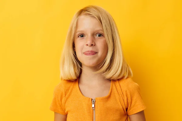 Kind Mädchen blond glattes Haar posiert Lächeln Spaß Farbe Hintergrund unverändert — Stockfoto