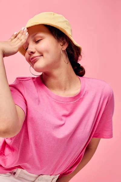 Modelo de menina adolescente elegante Em bege Panamá rosa t-shirt mão gestos Estilo de vida — Fotografia de Stock