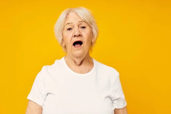 Foto de aposentado velha senhora feliz estilo de vida alegria fundo amarelo — Fotografia de Stock
