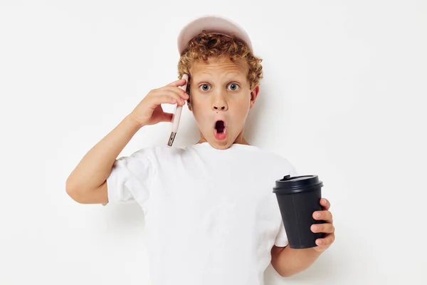 Jongetje wat voor drankje is de telefoon in de hand communicatie levensstijl ongewijzigd — Stockfoto