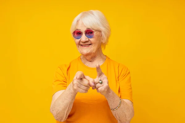 Sorridente mulher idosa estilo de vida feliz em camisetas amarelas close-up emoções — Fotografia de Stock