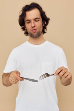 Neşeli çatal bıçak takımı izole bir arka plan oluşturuyor.