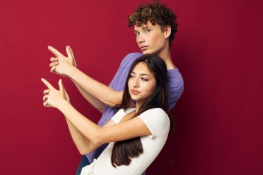 Genç bir çift yaz stili. Moda duyguları. Gençlik tarzı.