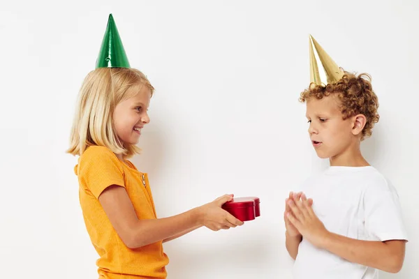 Menino alegre com menina com chapéus presente aniversário feriado — Fotografia de Stock