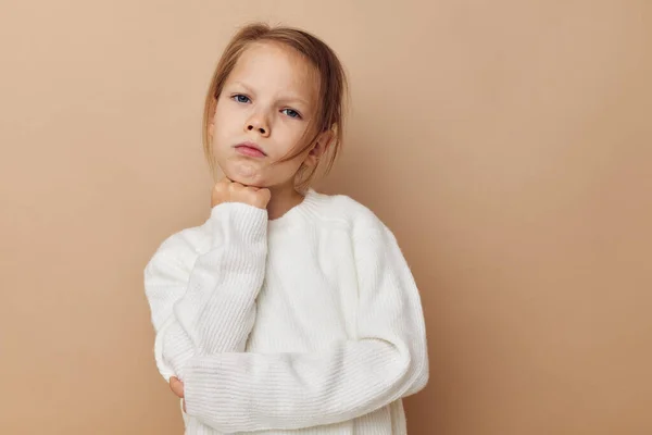 Linda chica alegría posando emociones moda infancia inalterada — Foto de Stock