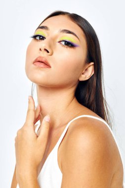 Güzel, esmer, beyaz tişörtlü, el hareketleriyle büyüleyici bir hayat tarzı var.