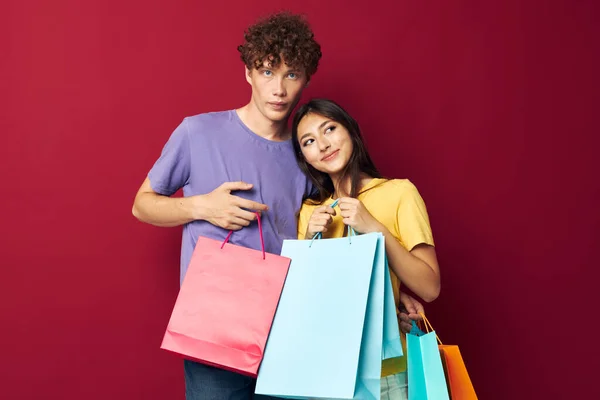 Jong jongen en meisje kleurrijke tassen winkelen plezier Lifestyle ongewijzigd — Stockfoto