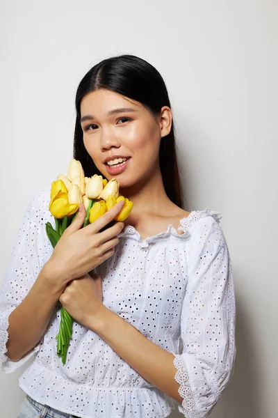 Портрет Азіатської прекрасної дівчини-романтика букет квітів біля обличчя ізольований фон незмінним — стокове фото