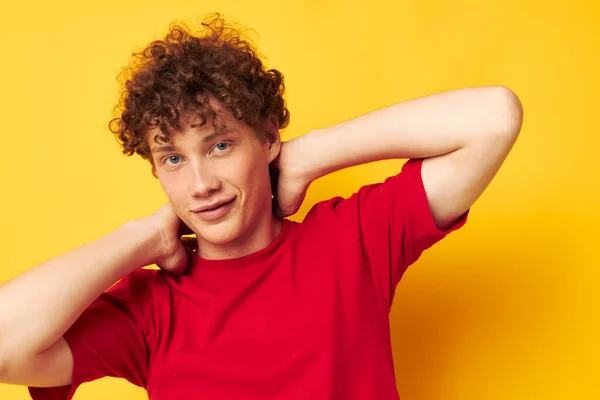 Lindo pelirrojo chico rojo camiseta divertido posando casual desgaste aislado fondo inalterado — Foto de Stock