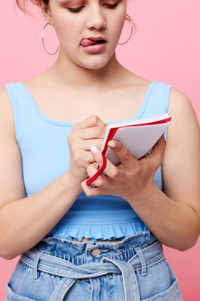 Belle femme écrit dans un carnet rouge avec une étude de stylo style de vie inchangé — Photo