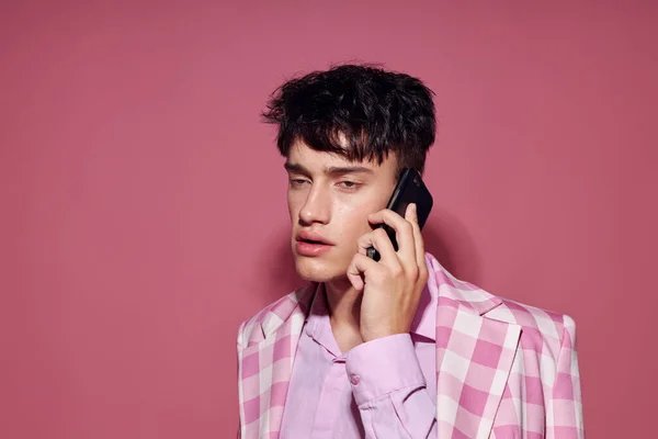 Foto de romântico jovem namorado xadrez blazer moda estilo moderno falando no telefone Estilo de vida inalterado — Fotografia de Stock