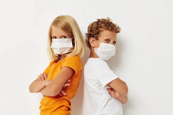 Веселі діти в захисті медичної маски позують похмурий спосіб життя незмінним — стокове фото