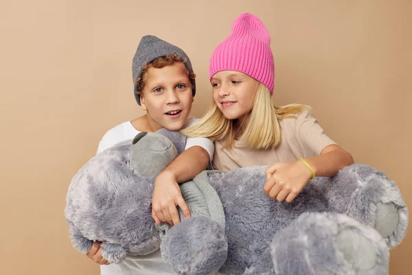 Chlapec a dívka v kloboucích s medvídkem přátelství Životní styl beze změny — Stock fotografie