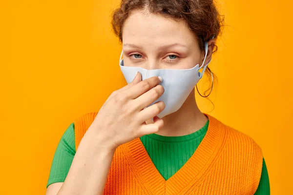 Смішна дівчина захисна медична маска весело позує моду ізольовані фони незмінні — стокове фото