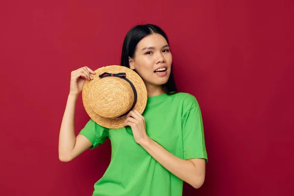 Žena s asijským vzhledem v zeleném tričku gestikulace s rukama zábavné izolované pozadí beze změny — Stock fotografie