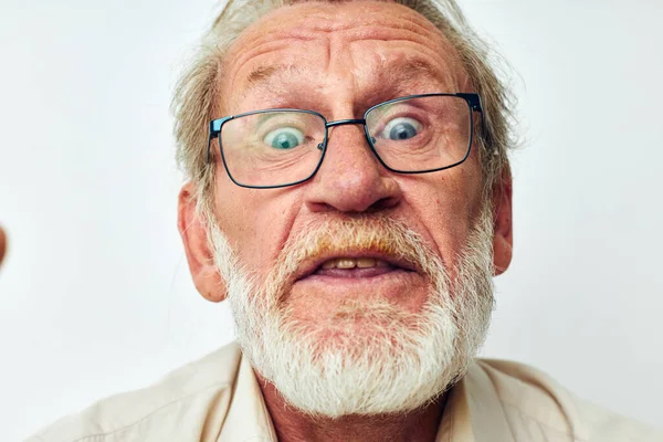 Homme aux cheveux gris senior porte des lunettes en chemises vue recadrée — Photo