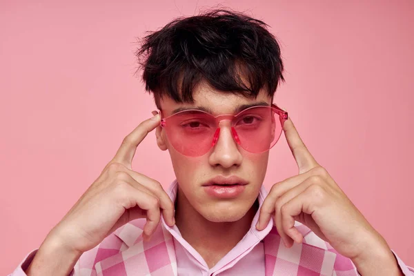 Портрет молодого чоловіка рожевий плетений блейзер моди сучасний стиль Стиль життя незмінний — стокове фото