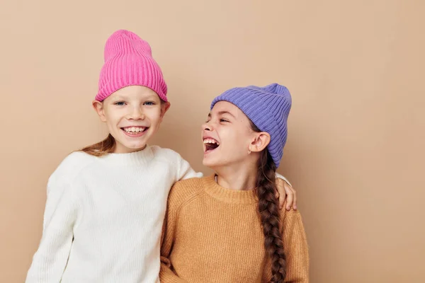 两个戴着五颜六色帽子的小女孩 — 图库照片