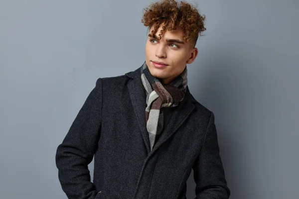 Приваблива людина в пальто картатий шарф Стиль життя незмінний — стокове фото