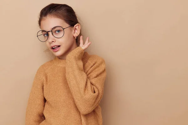 Porträtt av glad leende barn flicka med glasögon känslor gest händer Livsstil oförändrad — Stockfoto