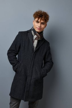 Zarif adam zarif stil kendine güven moda izole arka plan