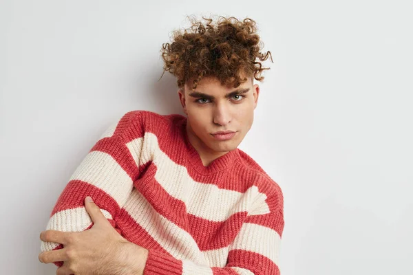 Pohledný mladý muž teen módní emoce světlo pozadí — Stock fotografie