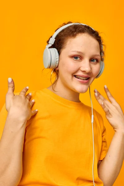 Portrait d'une jeune femme écoutant de la musique sur écouteurs Style de vie des jeunes inchangé — Photo