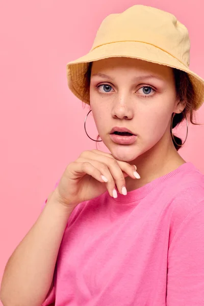 Modelo de menina adolescente elegante em uma camiseta rosa e chapéu Youth fashion Studio Model — Fotografia de Stock