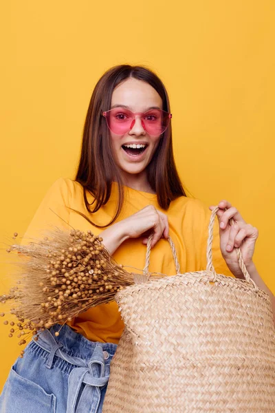 Çekici kadın saman çanta duyguları yaz tarzı değişmemiş yaşam tarzı