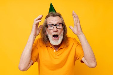 Gözlüklü yaşlı adam yeşil şapkalı. Tatil duyguları izole edilmiş.