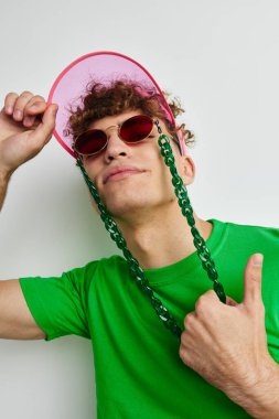 Yakışıklı genç adam gözlük takıyor yakın plan izole edilmiş arka plan