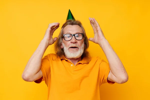 Портрет счастливого пожилого человека в зеленых очках на голове праздничные эмоции неизменными — стоковое фото